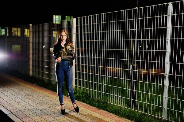 Retrato noturno de menina modelo desgaste em jeans e jaqueta de couro ag — Fotografia de Stock