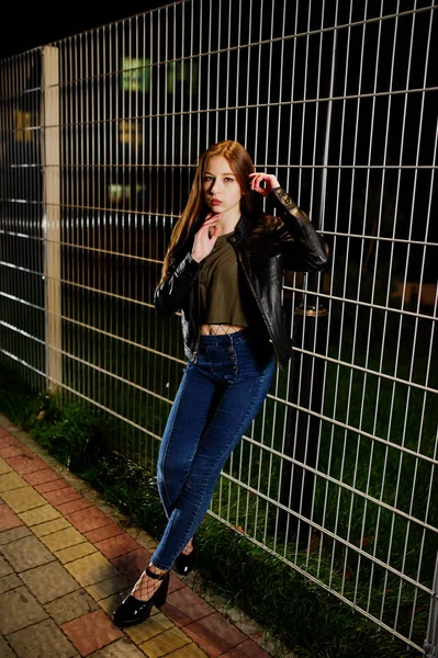 Ritratto notturno di ragazza modello indossare su jeans e giacca di pelle ag — Foto Stock