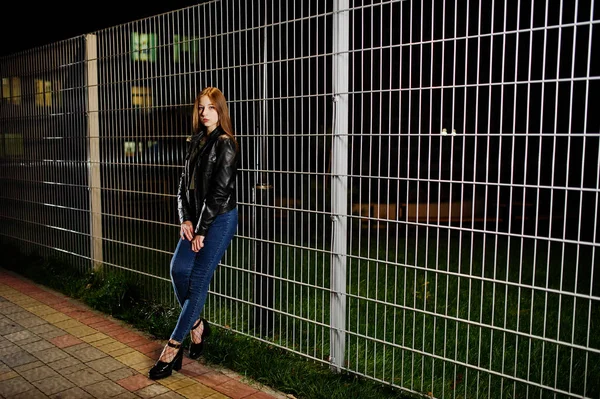 Night portrait of girl model wear on jeans and leather jacket ag — Stock Photo, Image
