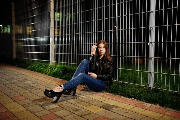 Retrato noturno de menina modelo desgaste em jeans e jaqueta de couro ag — Fotografia de Stock