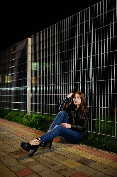 Nocny portret dziewczyna model nosić dżinsy i skórzana kurtka ag — Zdjęcie stockowe