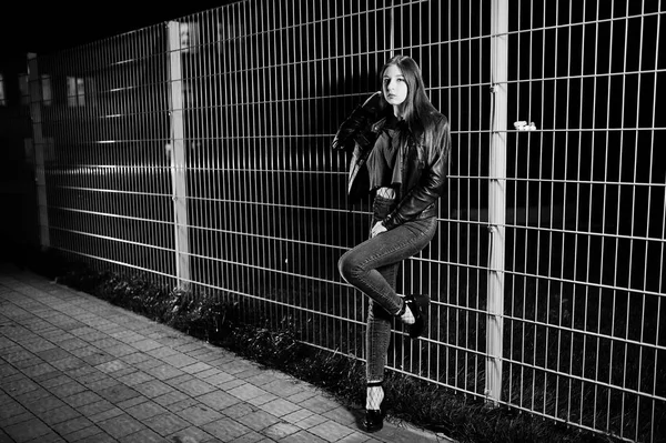 夜の肖像画の女の子モデル摩耗ジーンズと革のジャケット ag — ストック写真