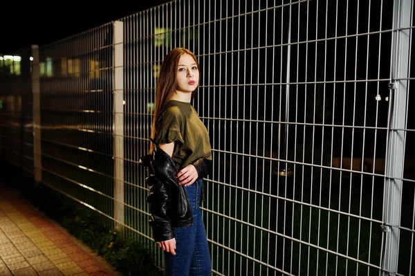 Potret malam model gadis memakai celana jeans dan jaket kulit — Stok Foto