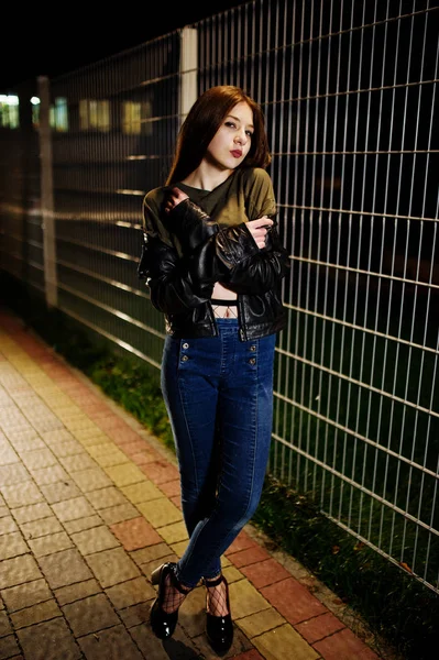 Retrato noturno de menina modelo desgaste em jeans e jaqueta de couro ag — Fotografia de Stock