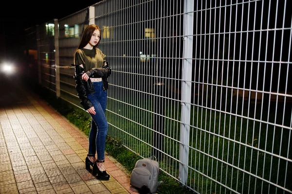 Retrato nocturno de niña modelo de desgaste en jeans y chaqueta de cuero ag —  Fotos de Stock