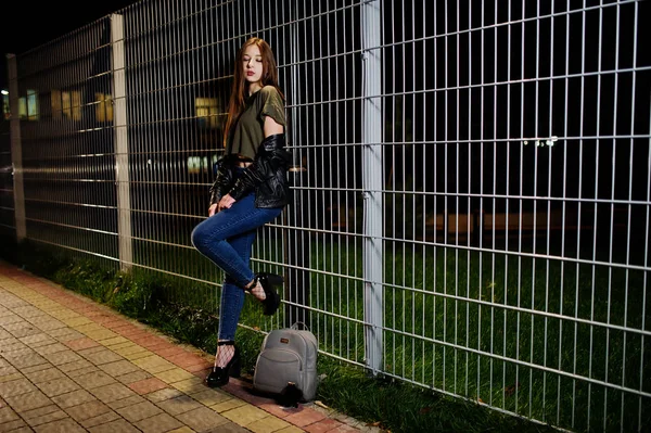 Retrato noturno de menina modelo desgaste em jeans e jaqueta de couro ag — Fotografia de Stock