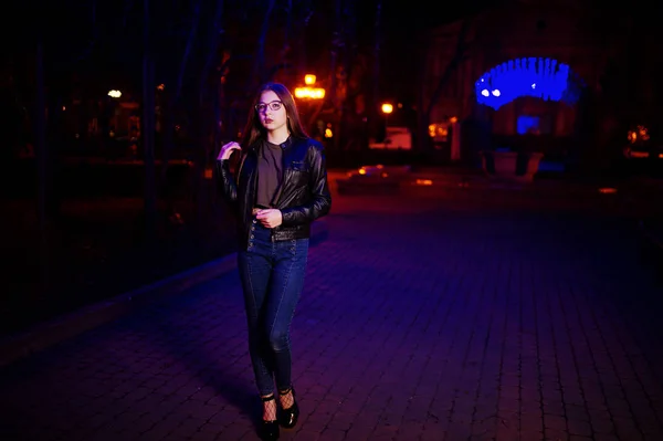 Retrato noturno de menina modelo desgaste em óculos, jeans e couro — Fotografia de Stock