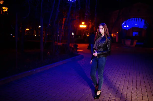 Ночной портрет девушки модели носить на очках, джинсах и коже — стоковое фото