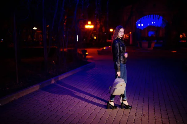 眼镜, 牛仔裤和皮革的女孩模型的夜画像 — 图库照片