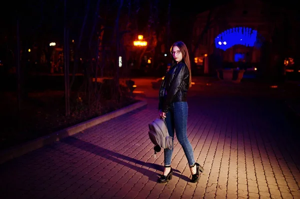 Retrato noturno de menina modelo desgaste em óculos, jeans e couro — Fotografia de Stock