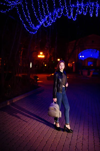 Retrato noturno de menina modelo desgaste em óculos, jeans e couro — Fotografia de Stock