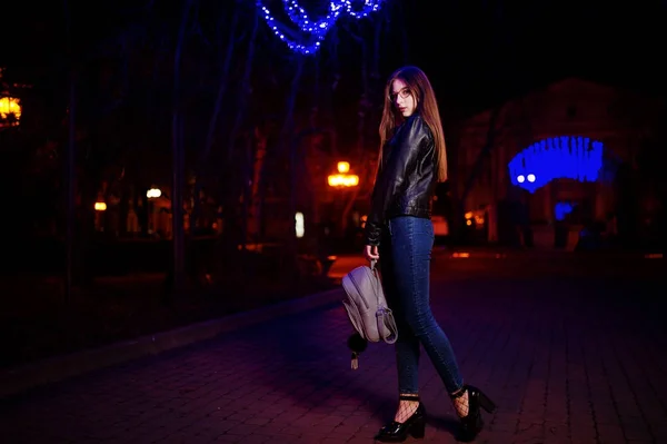 Retrato noturno de menina modelo desgaste em óculos, jeans e couro — Fotografia de Stock