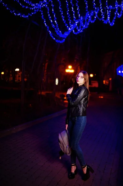 Nachtportret van meisje model dragen op glazen, jeans en leder — Stockfoto
