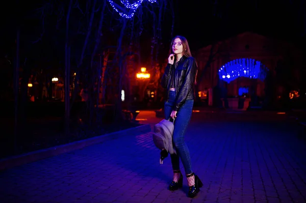 Retrato noturno de menina modelo desgaste em óculos, jeans e couro — Fotografia de Stock