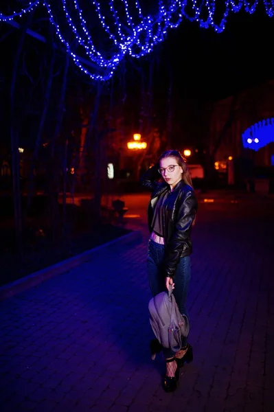 Portrait de nuit de fille mannequin porter sur des lunettes, jeans et cuir — Photo