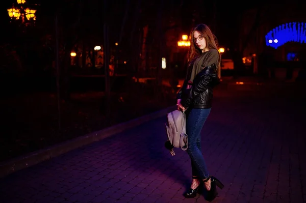 Retrato noturno de menina modelo desgaste em óculos, jeans e couro — Fotografia de Stock