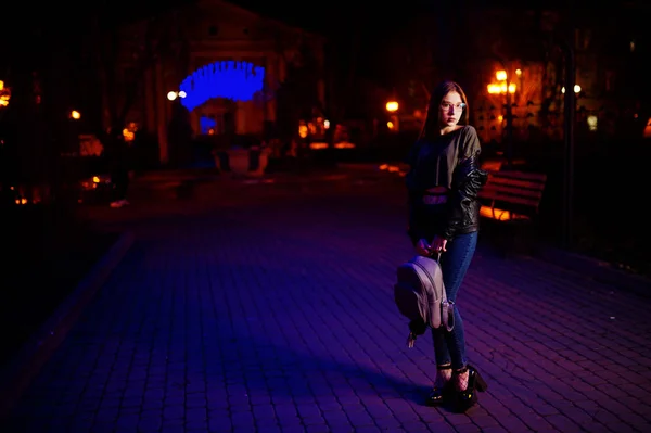 Nattporträtt av flicka modell bär på glasögon, jeans och läder — Stockfoto