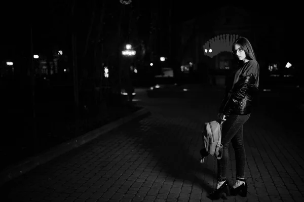 Nocny portret dziewczyna model nosić okulary, dżinsy i skórzane — Zdjęcie stockowe