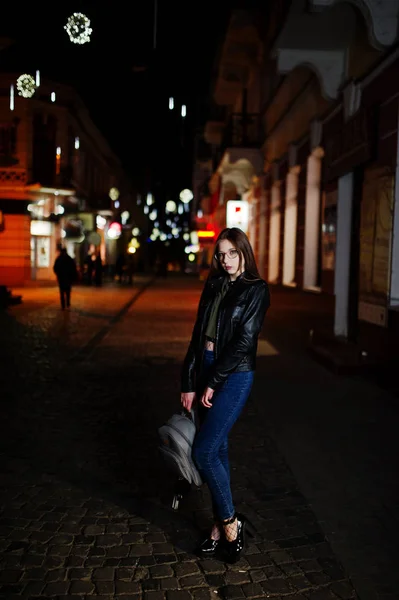 Retrato noturno de menina modelo desgaste em óculos, jeans e couro — Fotografia de Stock