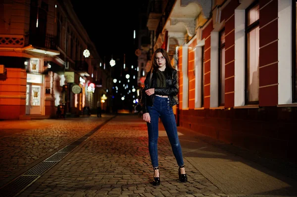 Nattporträtt av flicka modell bär på glasögon, jeans och läder — Stockfoto