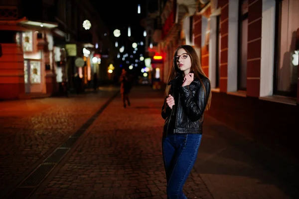 Retrato noturno de menina modelo desgaste em óculos, jeans e couro — Fotografia de Stock