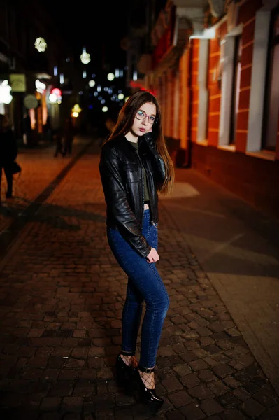 Retrato noturno de menina modelo desgaste em óculos, jeans e couro — Fotografia de Stock