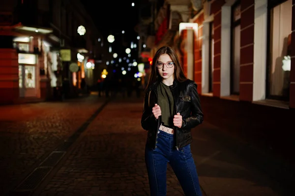 Nachtportret van meisje model dragen op glazen, jeans en leder — Stockfoto