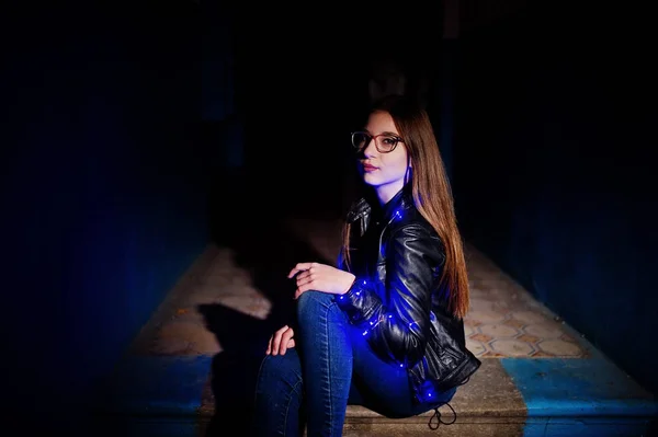 Nachtportret van meisje model dragen op glazen, jeans en leder — Stockfoto