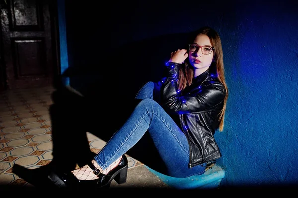 Retrato nocturno de niña modelo desgaste en gafas, jeans y cuero —  Fotos de Stock