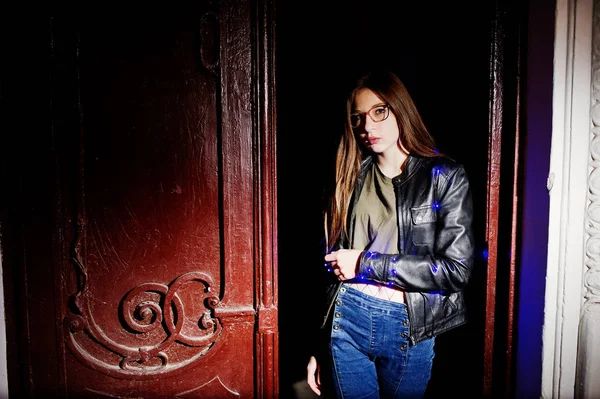 Retrato noturno de menina modelo desgaste em óculos, jeans e couro — Fotografia de Stock