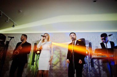Canlı müzik müzik grubu farklı li olan bir sahne performans