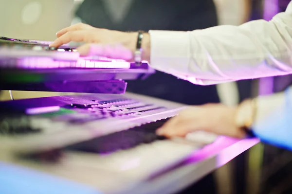 Hand of keyboardist on stage with lights. — Stock Photo, Image