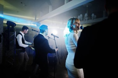 Canlı müzik müzik grubu farklı li olan bir sahne performans