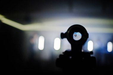 Profesyonel video kamera objektifi tripod arka plan insanlar St