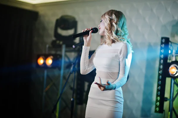 Vackra blonda vocal sångare girl på scenen. — Stockfoto