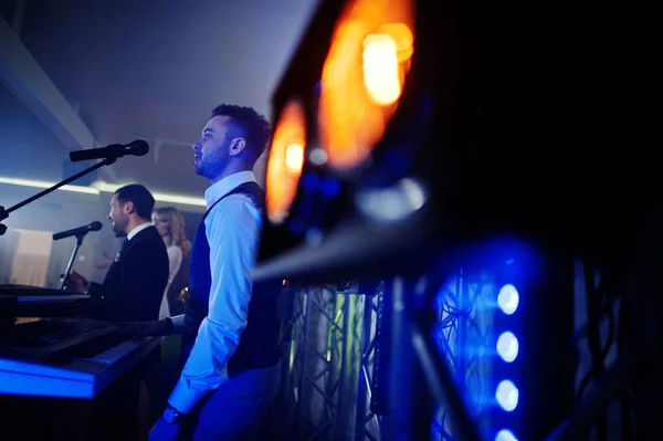 Música musicial banda ao vivo se apresentando em um palco com diferentes li — Fotografia de Stock