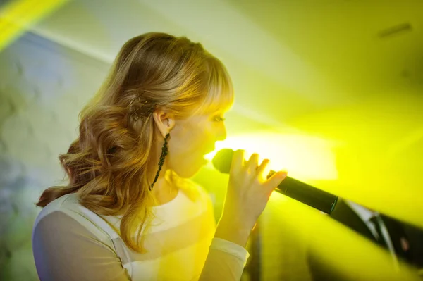 Piękna Blondynka piosenkarka vocal dziewczyna na scenie. — Zdjęcie stockowe
