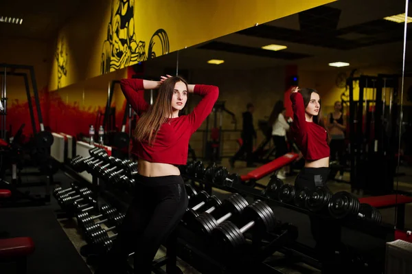 Spor fitness kız spor salonunda egzersizleri yapıyor. — Stok fotoğraf