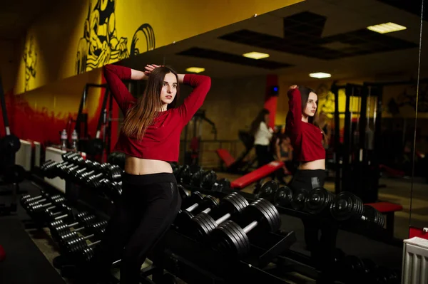 Spor fitness kız spor salonunda egzersizleri yapıyor. — Stok fotoğraf