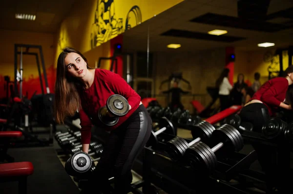 Deporte chica fitness haciendo ejercicios en el gimnasio . — Foto de Stock