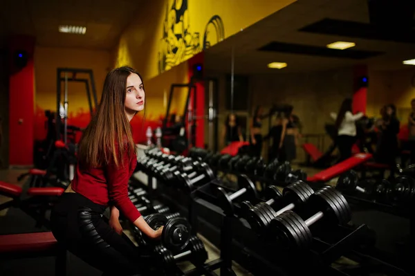 Sport fitness lány csinál ünnepély-on tornaterem. — Stock Fotó