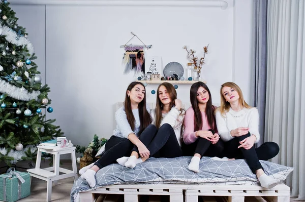Cuatro amigas lindas que usan suéteres calientes y pantalones negros — Foto de Stock