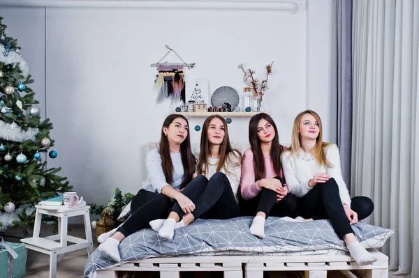 Τέσσερα κορίτσια χαριτωμένο φίλοι να φοράτε ζεστά πουλόβερ και το μαύρο παντελόνι σε — Φωτογραφία Αρχείου