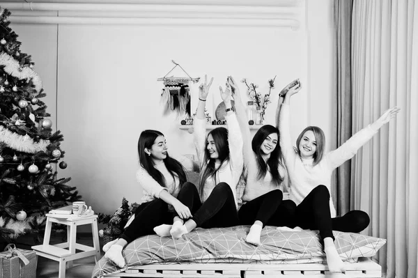 Cztery dziewczyny cute przyjaciele nosić na ciepłe swetry i czarne spodnie na — Zdjęcie stockowe