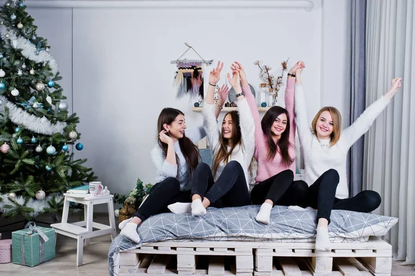 Čtyři dívky roztomilý přátelé nosí na teplé svetry a černé kalhoty na — Stock fotografie