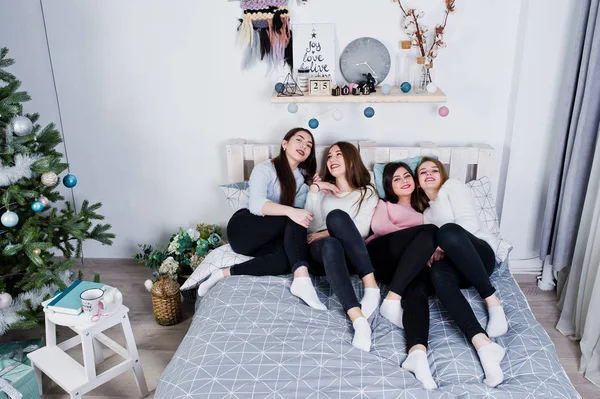 Quatro amigos bonitos meninas usam em camisolas quentes e calças pretas em — Fotografia de Stock