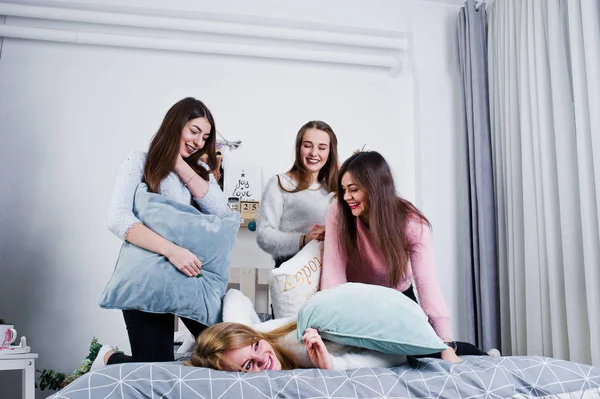Négy aranyos barátok lány viselni a meleg pulóverek és a fekete nadrág — Stock Fotó