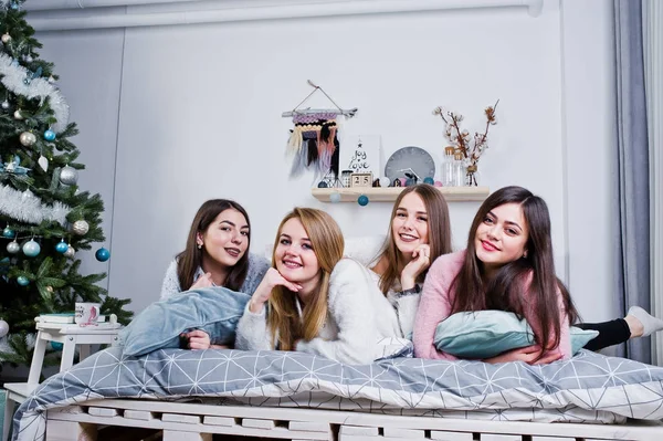 Quatro amigos bonitos meninas usam em camisolas quentes e calças pretas em — Fotografia de Stock