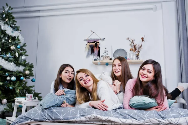 Vier süße Freundinnen tragen warme Pullover und schwarze Hosen an — Stockfoto