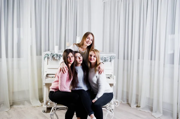 Four cute friends girls wear on warm sweaters and black pants ag — Stock Photo, Image